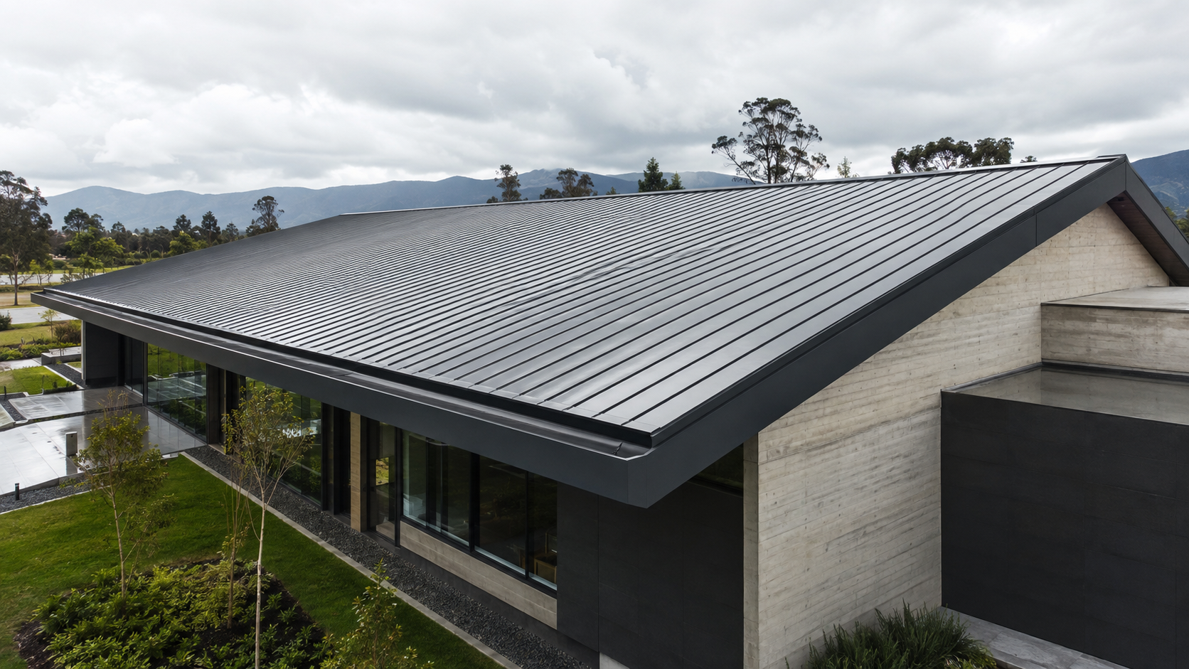Cubierta Standing Seam sencilla terminada con paneles metálicos continuos en Bogotá
