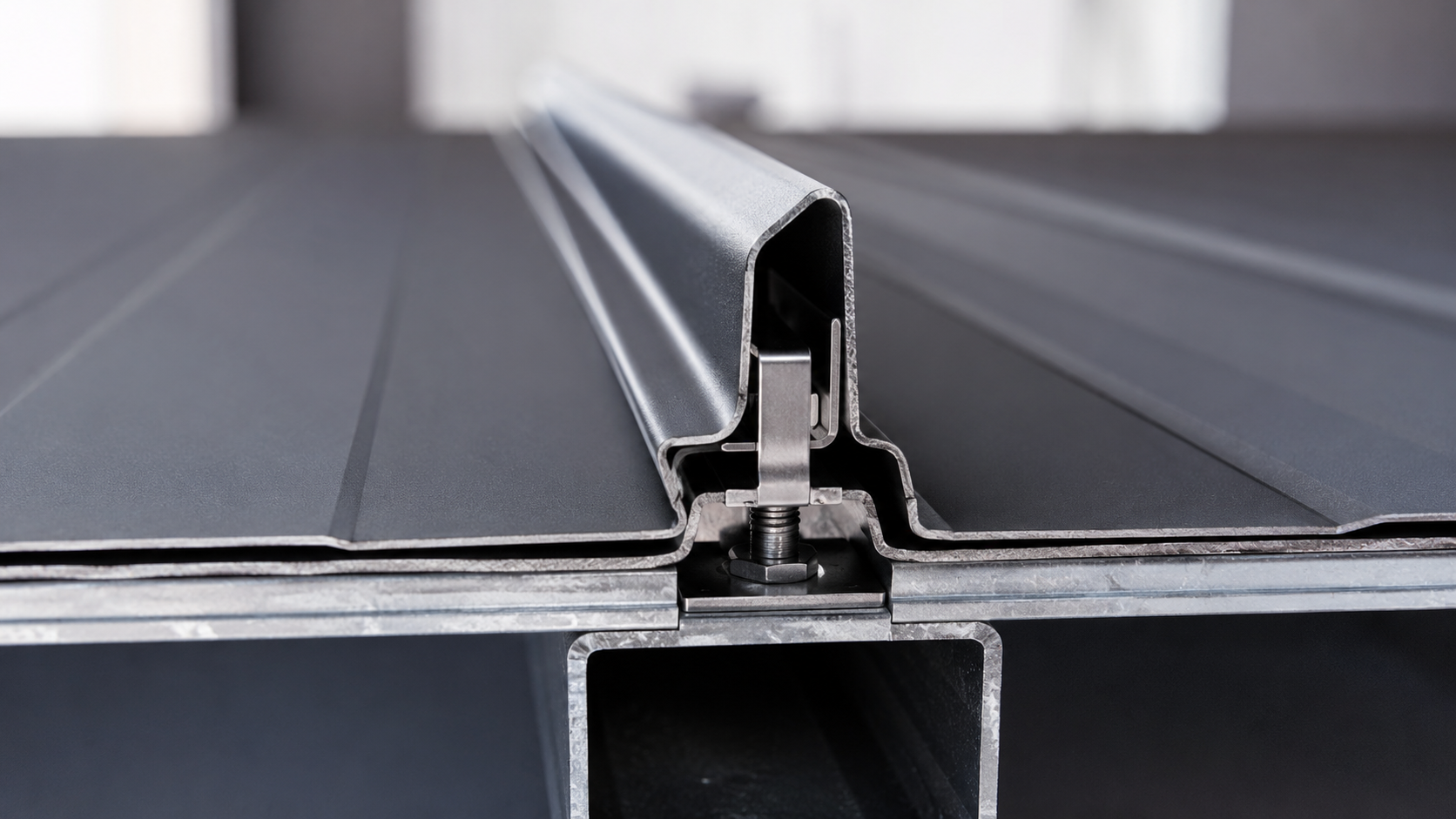 Detalle del enganche y la fijación oculta de una cubierta Standing Seam