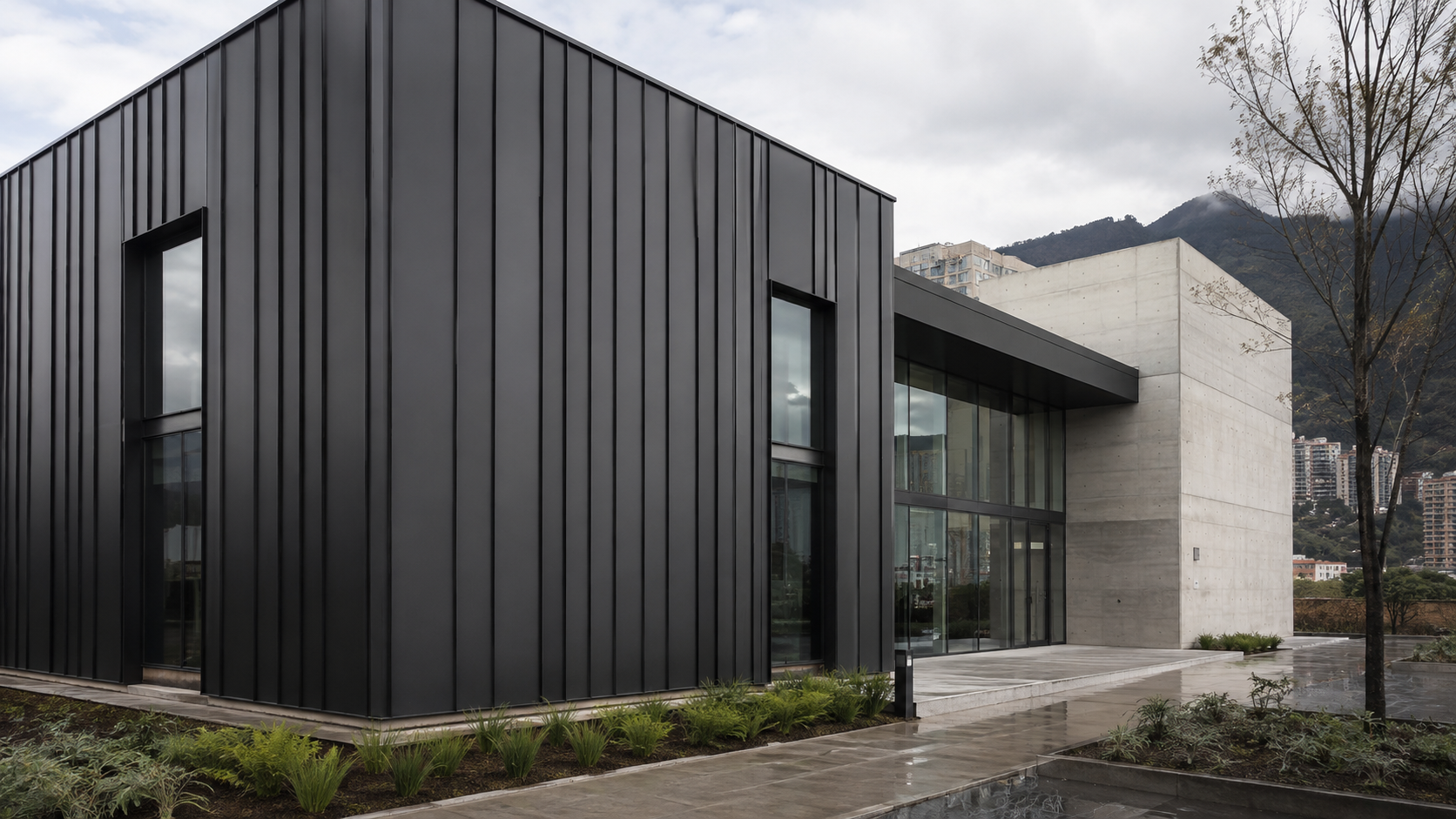 Fachada arquitectónica Standing Seam con paneles metálicos verticales en Bogotá