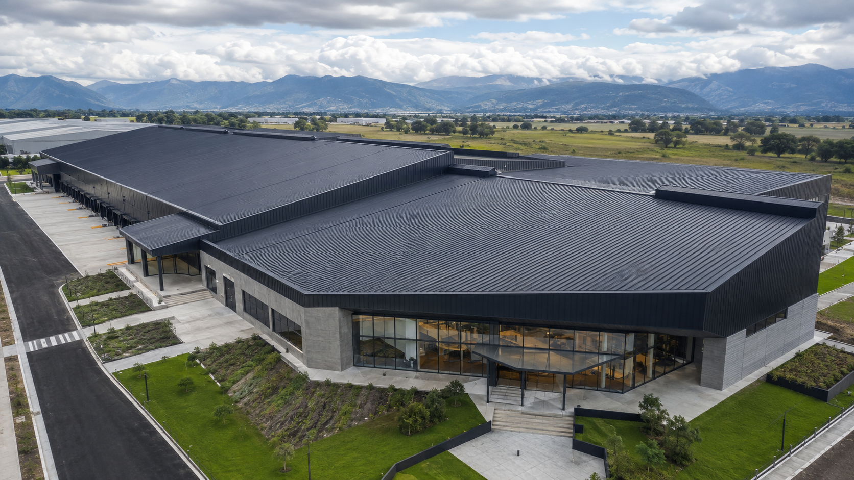 Proyecto industrial con cubierta metálica Standing Seam continua en Bogotá